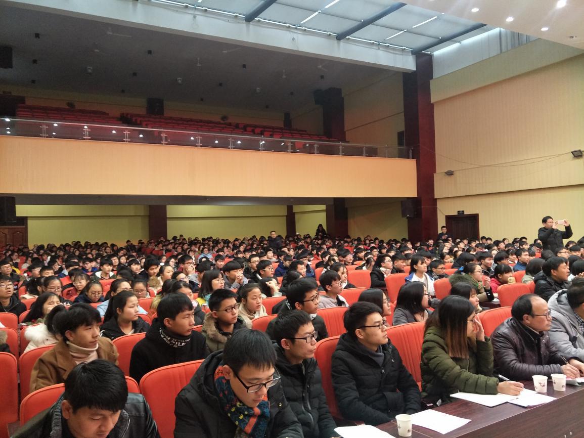 講座現場，老師和學生們認真聆聽專家的授課