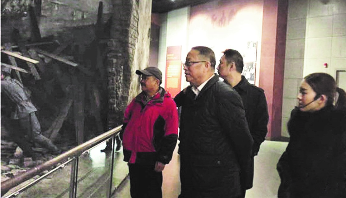 何譽(yù)軍（左一）陪同全國(guó)政協(xié)副主席、民革中央常務(wù)副主席鄭建邦（左二）參觀湖南抗戰(zhàn)紀(jì)念館。